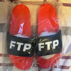 FTP two tone navy/red slides